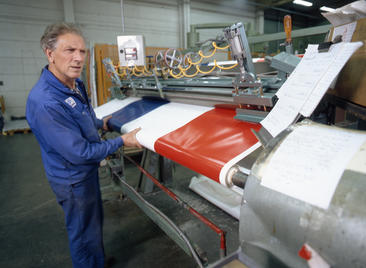Fabrikk arbeid
Per Thorset (skomakern) sorterer pressennining til duk til produktsjon 
På Protan Nesbyen
