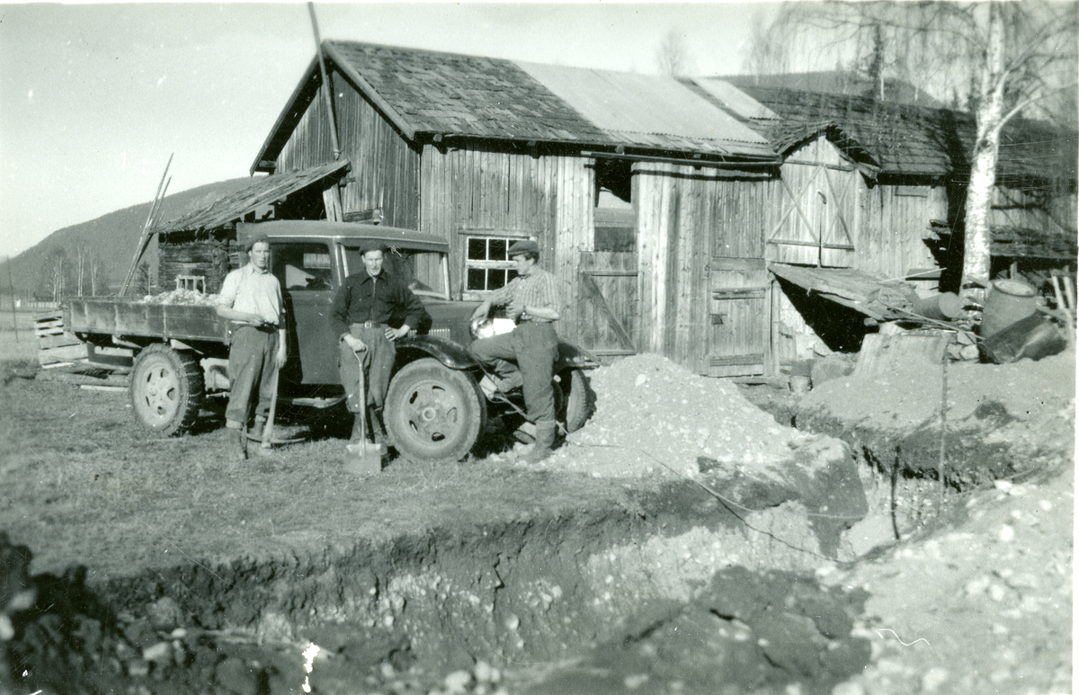Låveni Grønskar - Stuveseth. I midten foran lastebilen står Engebret Stuveseth. Graving av vannledning til fjøset. 
Ford A mod, ca. 1930 modell.
