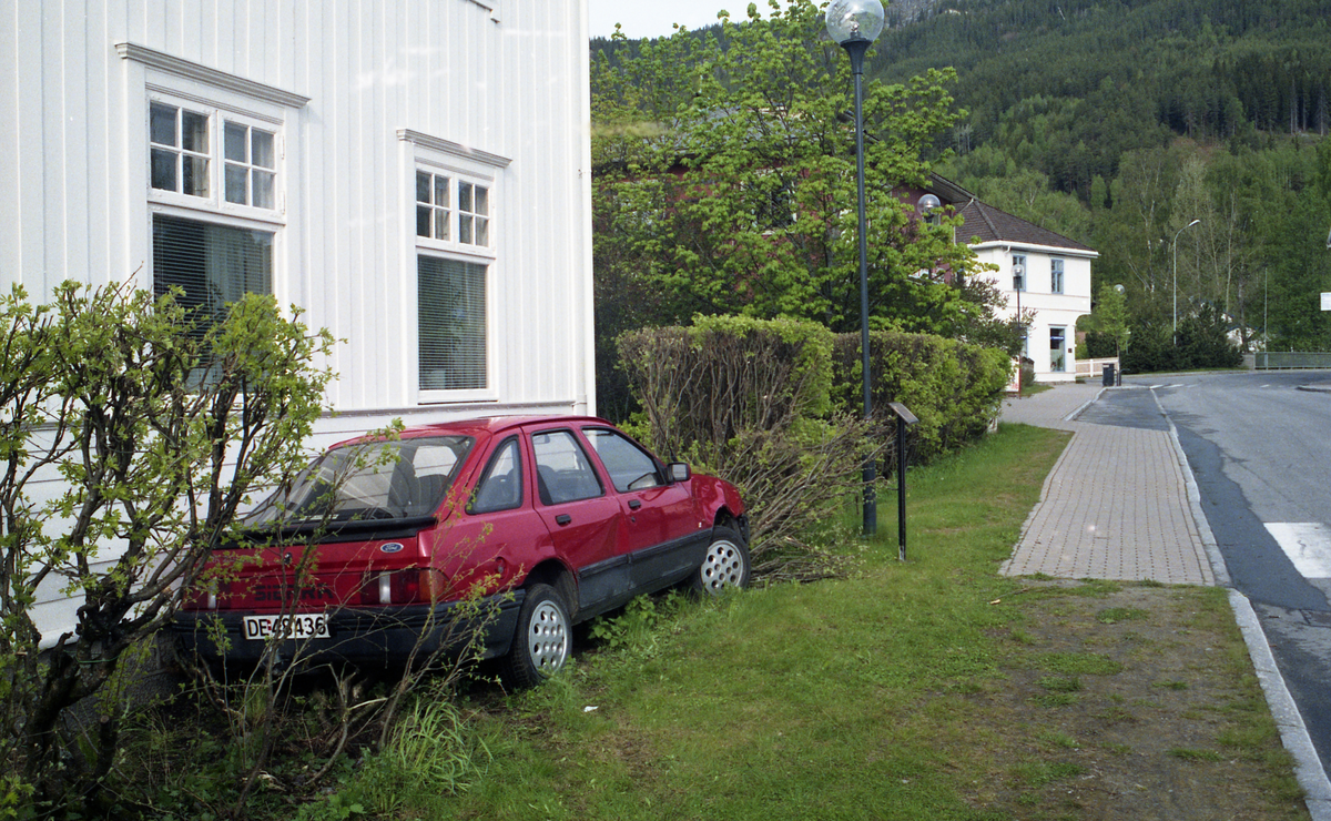 Ulykke
Bil kjørte inn i husvegg på Nesbyen. Huset til Jan Svenkerud (Saxegård)
