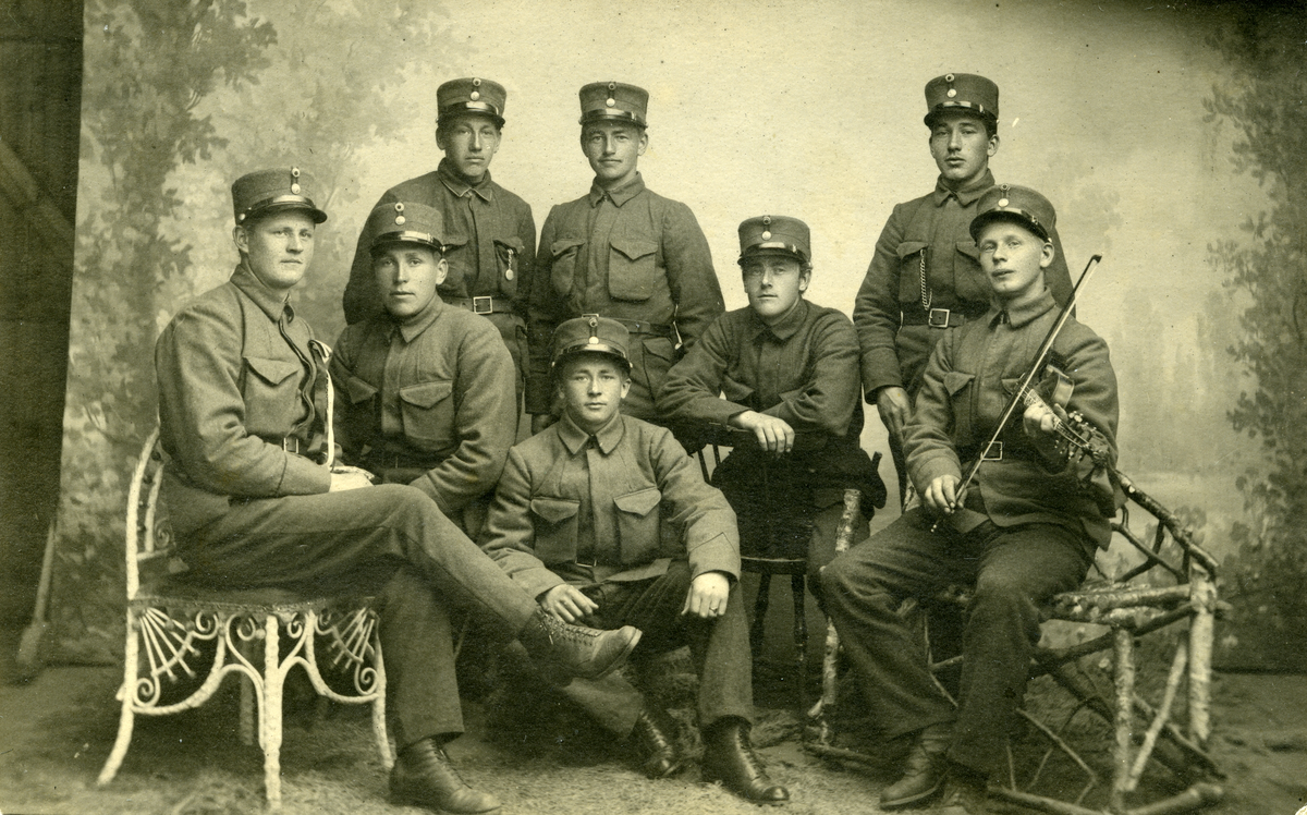 Gruppe med militæret på Trandum 17.mai 1917.  Amund Smette til venstre.
