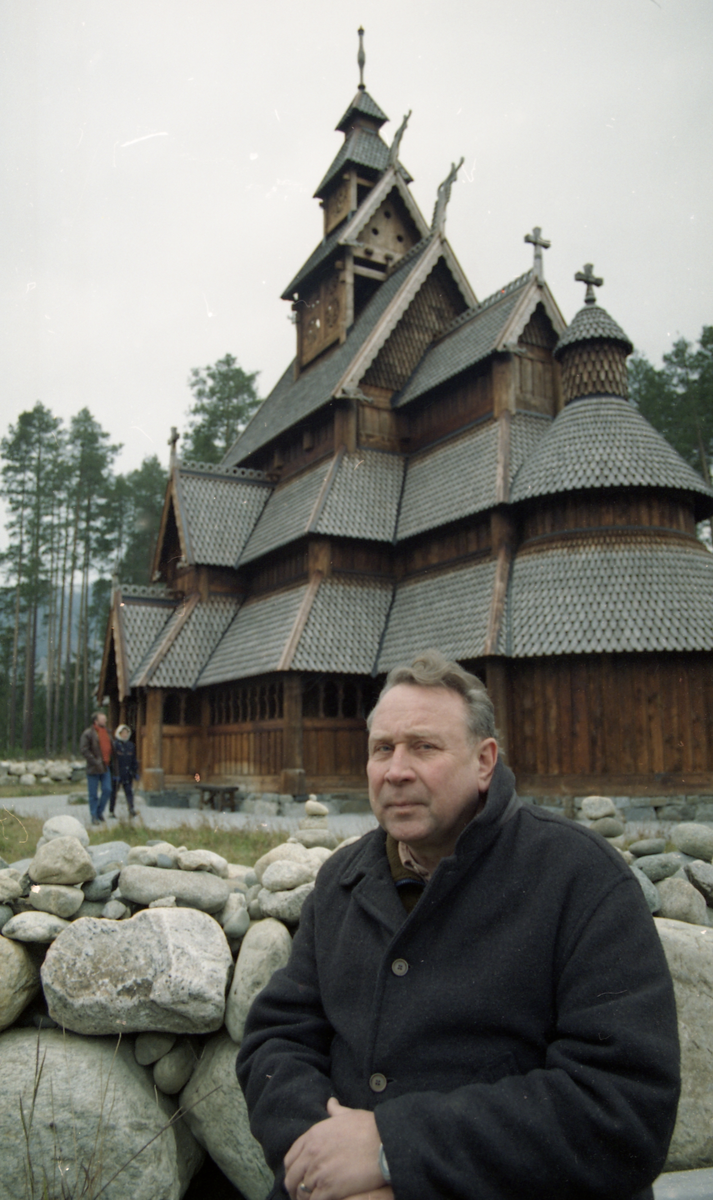 Portrett
Torbjørn Rustberggard foran Gol Stavkirke. Åpnet i 1994.

