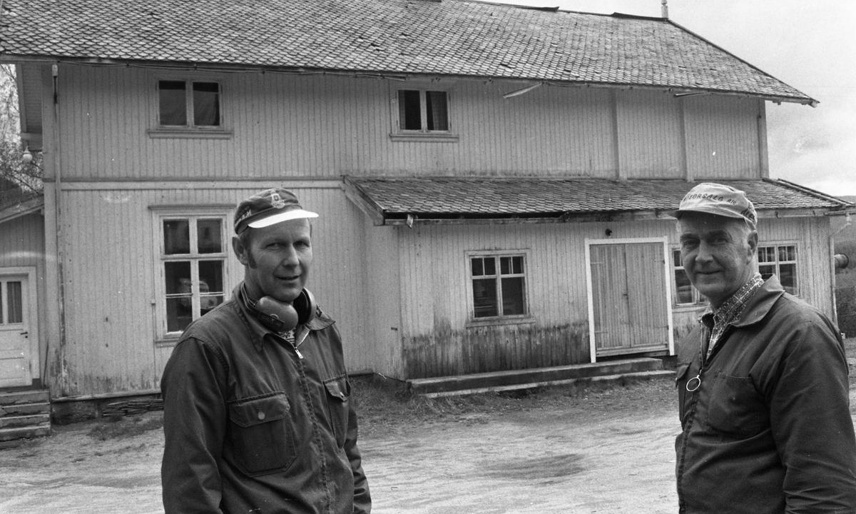 Snekkerstuen i Gulsvik. Fra venstre Erling Moen og Anders  Seterstøen.
