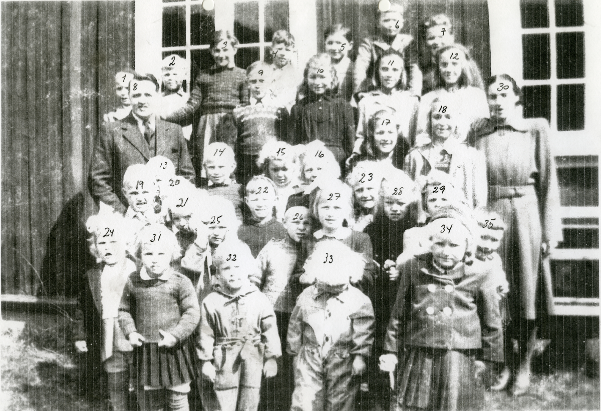 Søndagsskolen på menighetshuset i 1949. Mer tekst med navn i bildeboka Nes i Bilder og Tekst 2.
