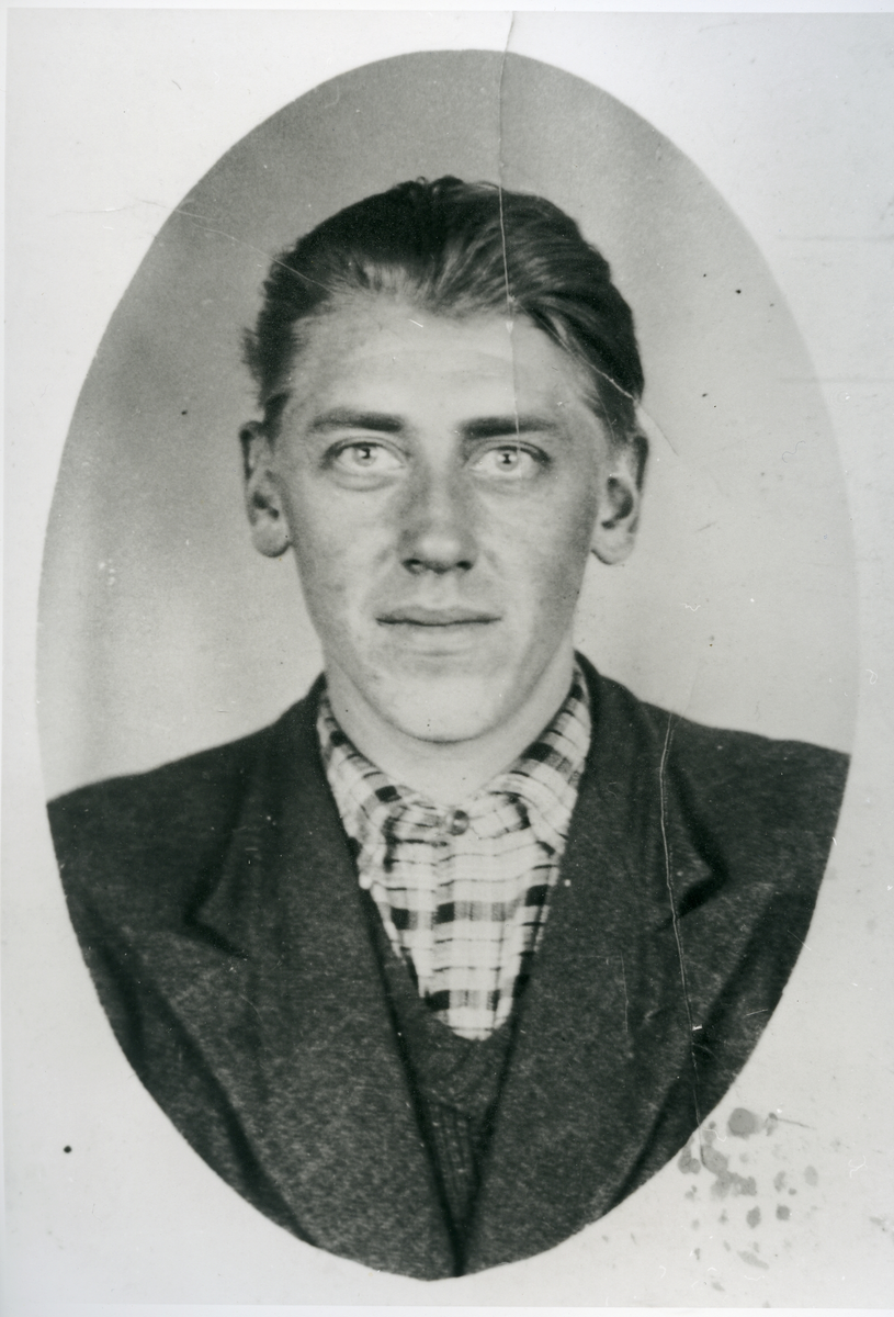Mannsportrett
Erik Olsen Klype, øvre, overtok som vegvokter på nedre del av Rukkedalsvegen i 1944 etter sin far, Ole Klype (1896-1944). Han hadde også Espesetvegen. Erik var ug. og bodde i bustadhuset i øvre Klype. Erik fikk hjerneslag og døde vel 39 år gammel i 1960.
