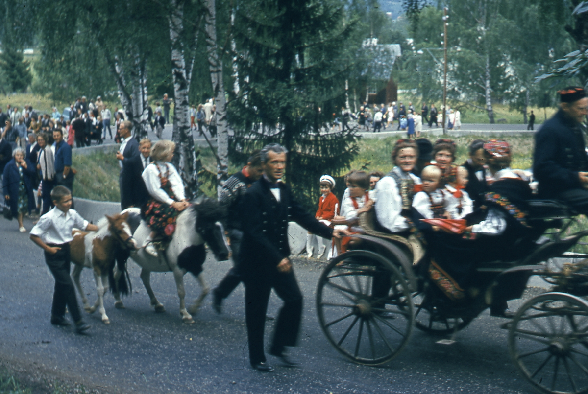 På vei til Hallingdal museum. Thora Høva i vogna. 1967
