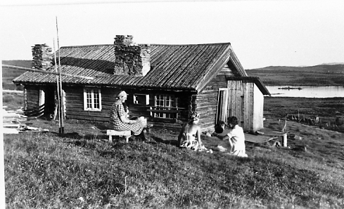 Landskap
Syversrudvollen på Skålsrudstølen. På krakken budeia Ingeborg Johannesgård Syversrud.

