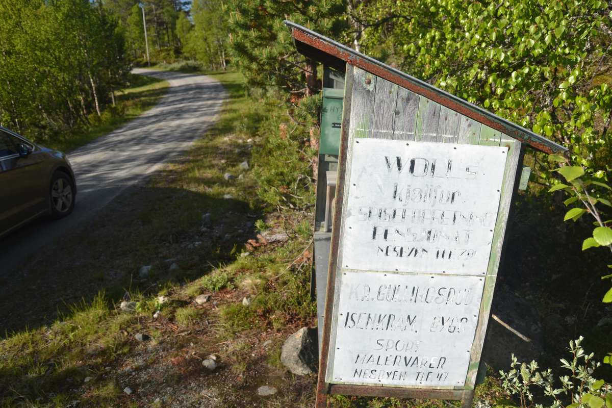 Veg
Melkerampe med reklameskilt På Tunhovdåsen.
Wold Kjøttforretning og Kr. Gullingsrud
