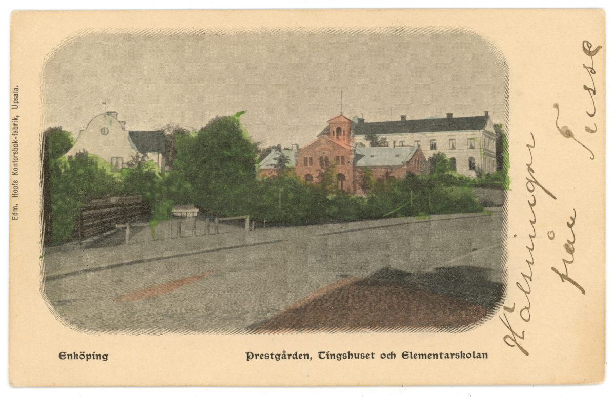 Handkolorerat vykort med motiv av Kyrkogatan, Prästgården, Trekanten, Tingshuset och Realskolan, Enköping.