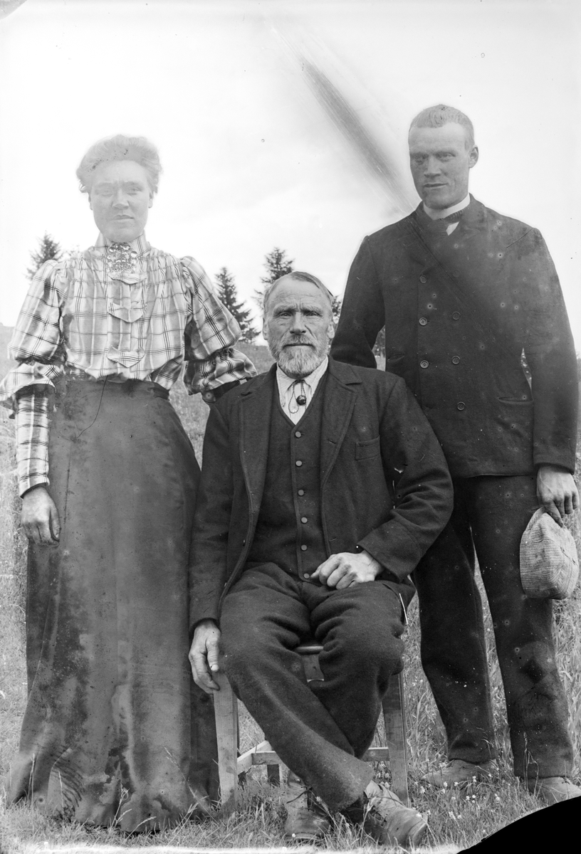 Hallingdal, Nesbyen kommune, Øvre Børdalen, gårdbruker Amund Bjørnsen Børdalen (22.06.1846-15.12.1931) i midten, til høyre sønnen Amund Børdalen,