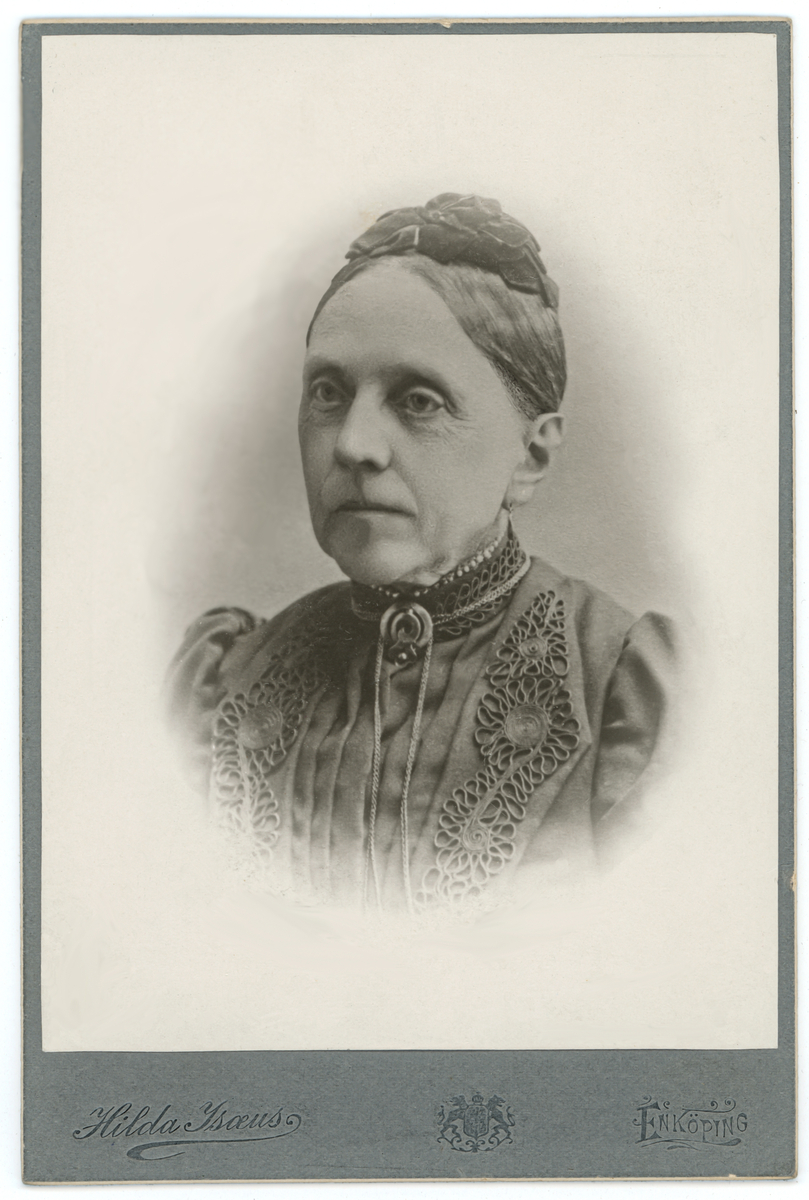 Svartvit porträtt av lärarinnan i Enköping fröken Selma Lindfeldt (enligt baksidan).