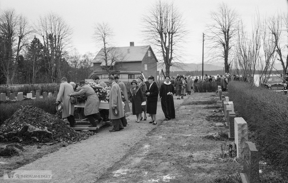 «Fru Stang sin gravferd»..Fra begravelsen til Kari Sofie Valle g.Stang f.19.09.1882 d.14.04.1960