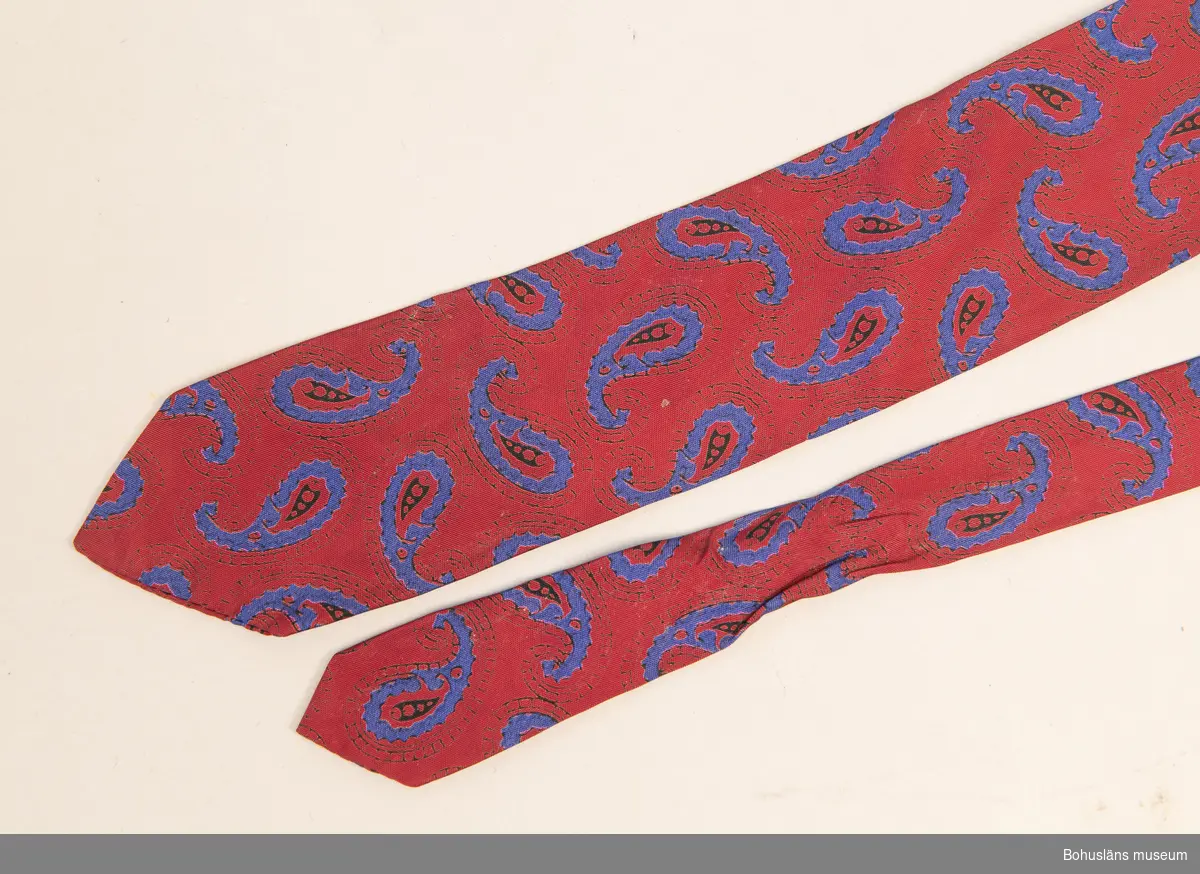Paisleymönstrad slips.