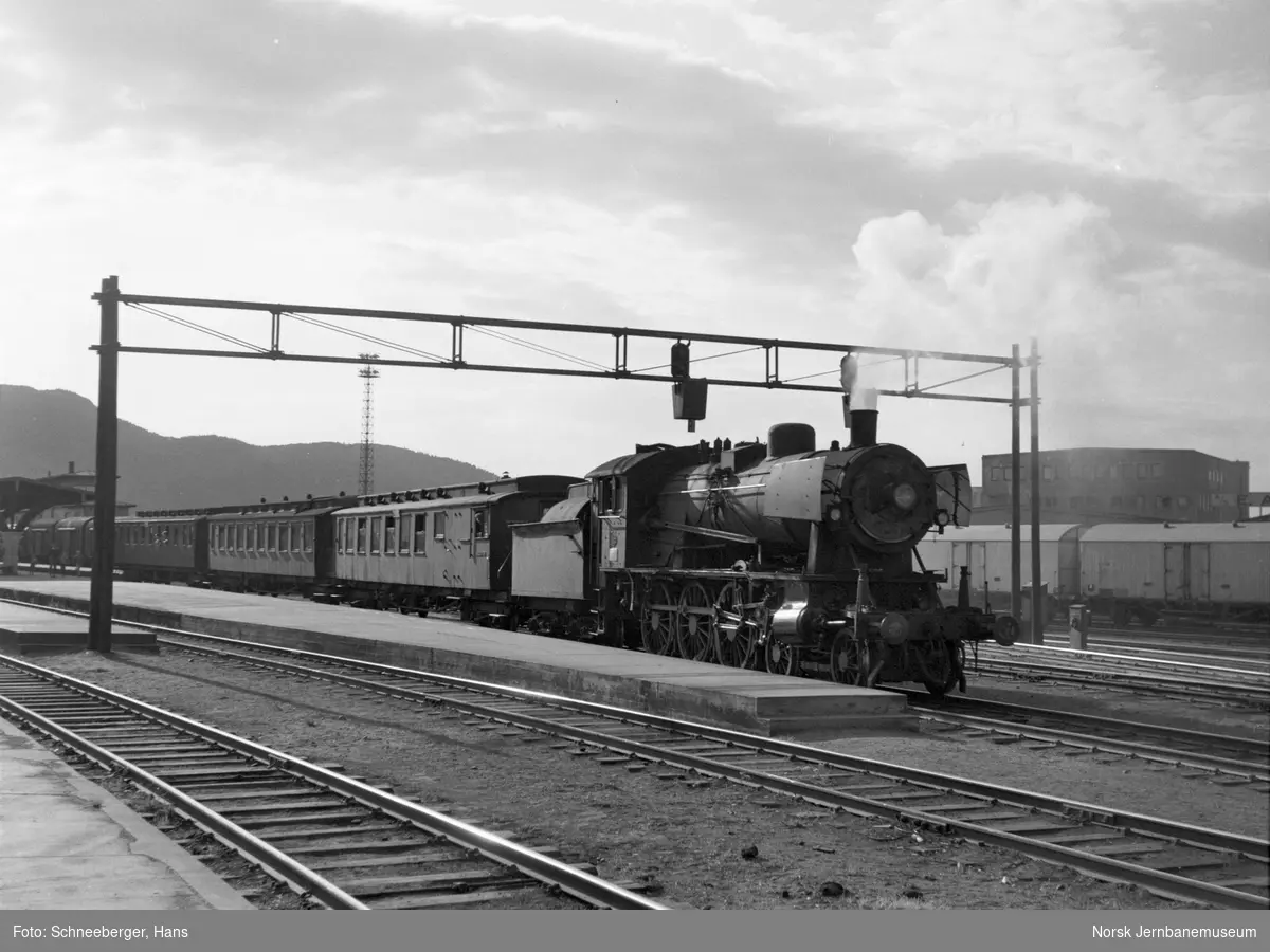 Damplokomotiv type 30a nr. 272 med persontog til Steinkjer, tog 467 på Trondheim stasjon