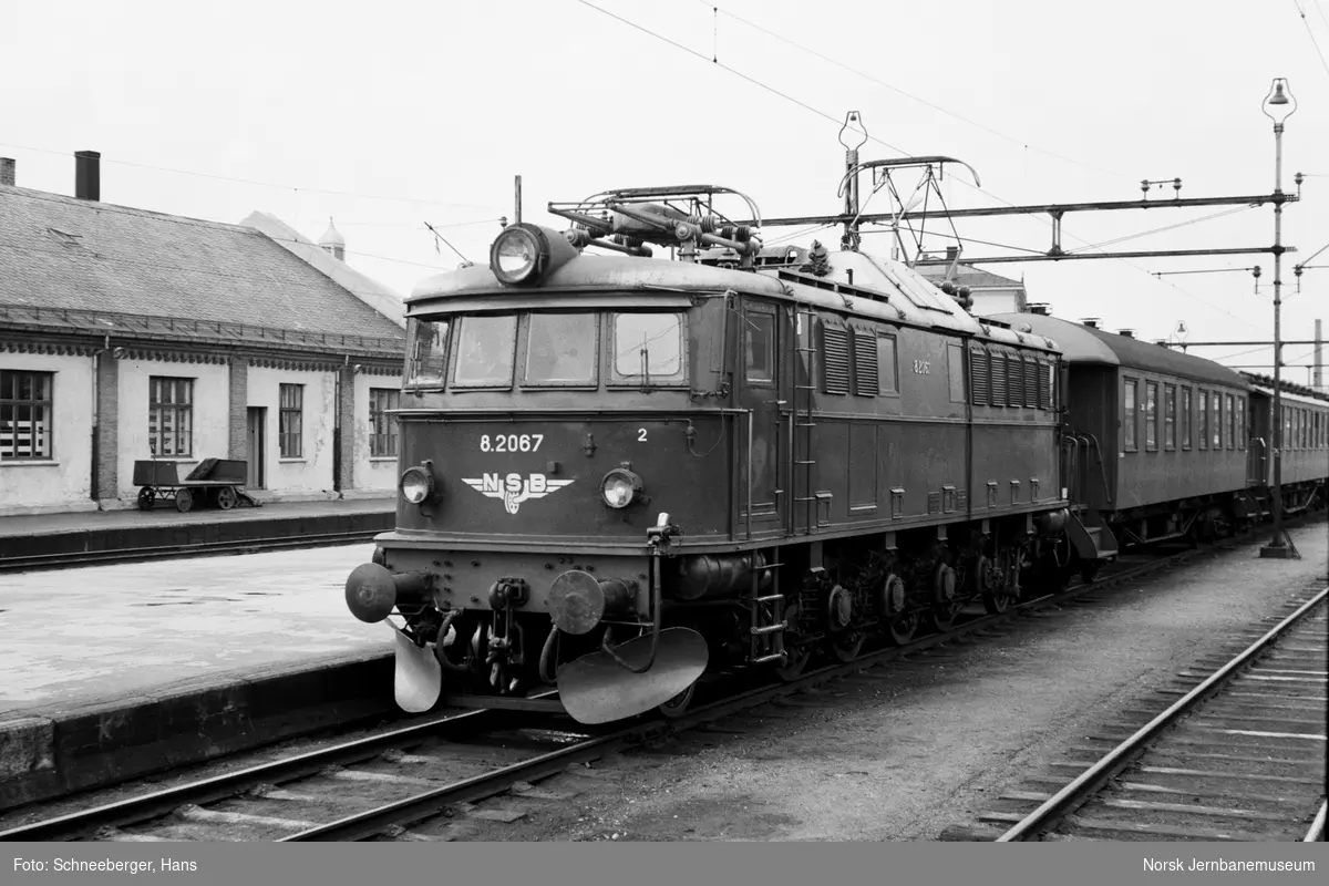 Elektrisk lokomotiv El 8 nr. 2067 med persontog på Drammen stasjon