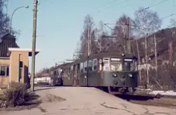 Tovognstog med motorvogn litra C2 nr. 404 fremst på Kolsås s