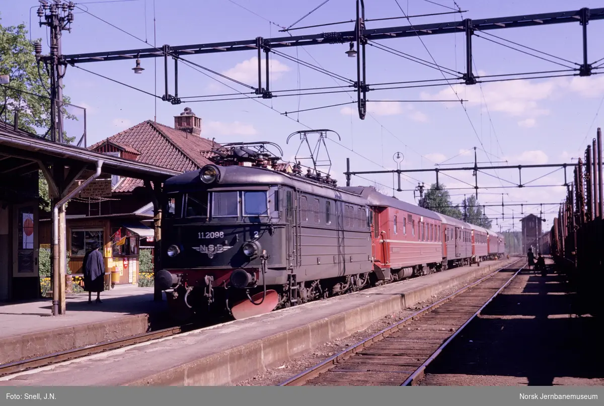 Elektrisk lokomotiv El 11 2098 med ekspresstog fra Stockholm til Oslo på Charlottenberg stasjon