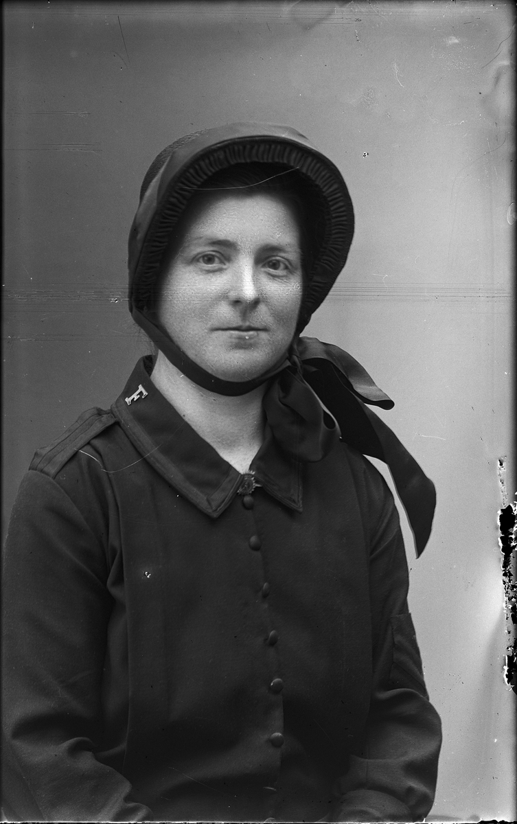 Ateljéporträtt - frälsningssoldat, kvinna, Alunda, Uppland