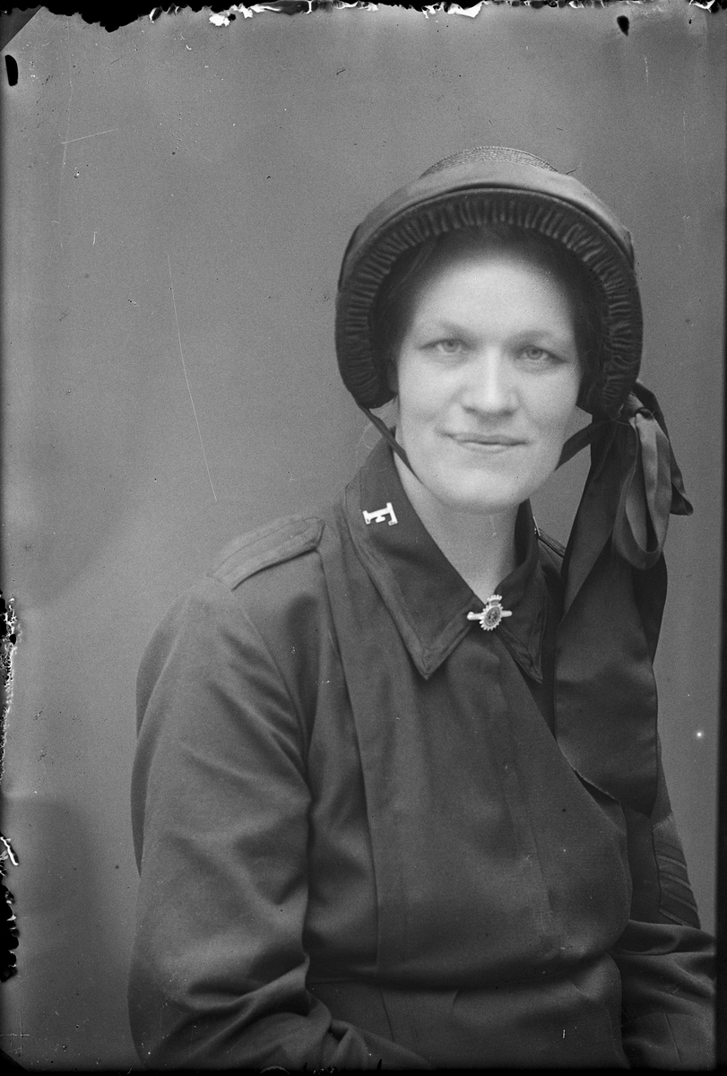 Ateljéporträtt - frälsningssoldat, kvinna, Alunda, Uppland
