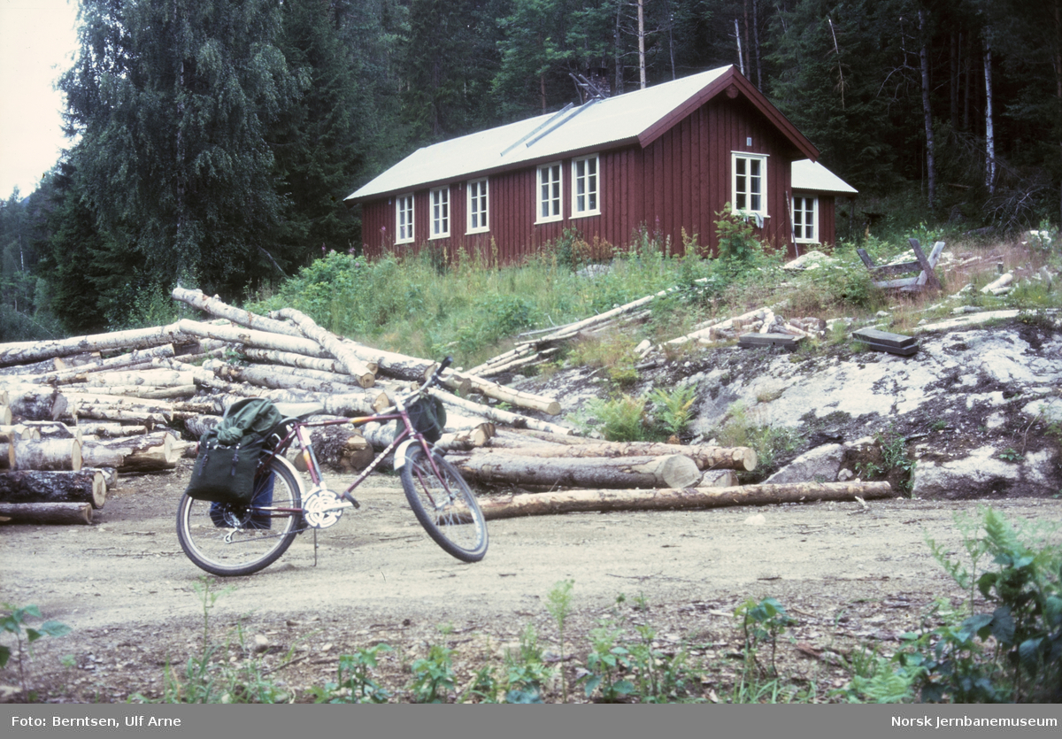 På sykkel ved Øygardstua i Øygardsdalen i Drangedal kommune