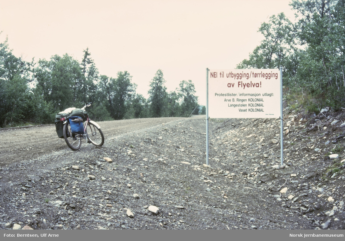 Propagandaskild mot utbygging / tørrlegging av Flyelva, her ved Flydammen i Vestre Slidre kommune