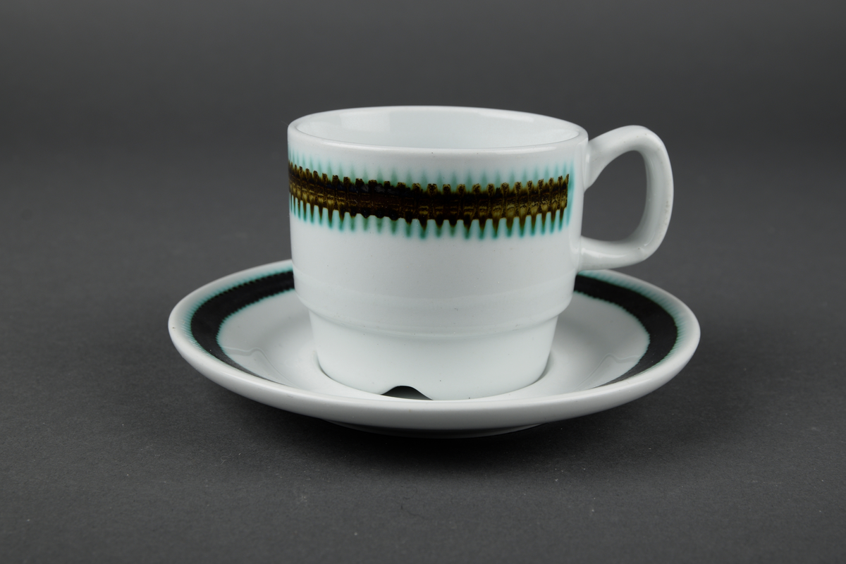 Stripete mønster på øvre del av koppen, og langs randen på skålen.