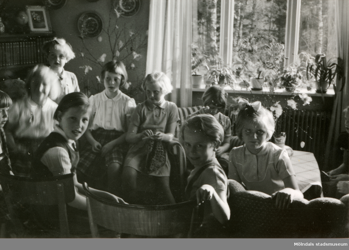 Barn sitter samlade runt ett bord då det är födelsedagskalas för Eva Pettersson (gift Kempe) som fyller 10 år, Gamlehagsvägen i Torrekulla, påskdagen 16/4 1954.
Relaterat motiv: 2023_0145.