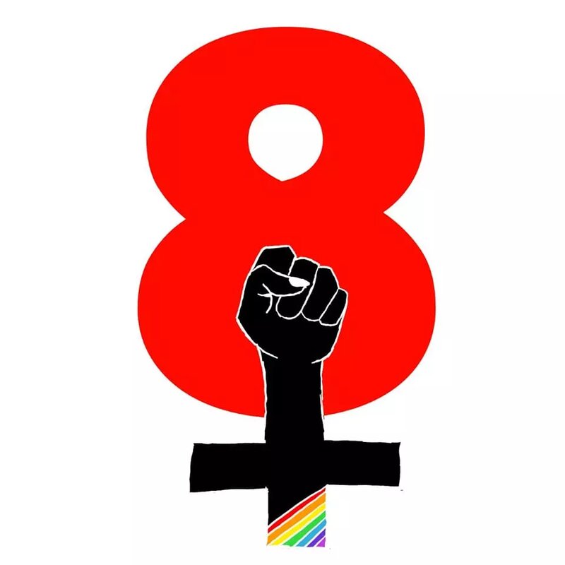 8. mars logo av Sofie Uth Gjersøe. Bildet viser et stort og rødt åttetall med en knyttet sort hånd som kommer opp.
