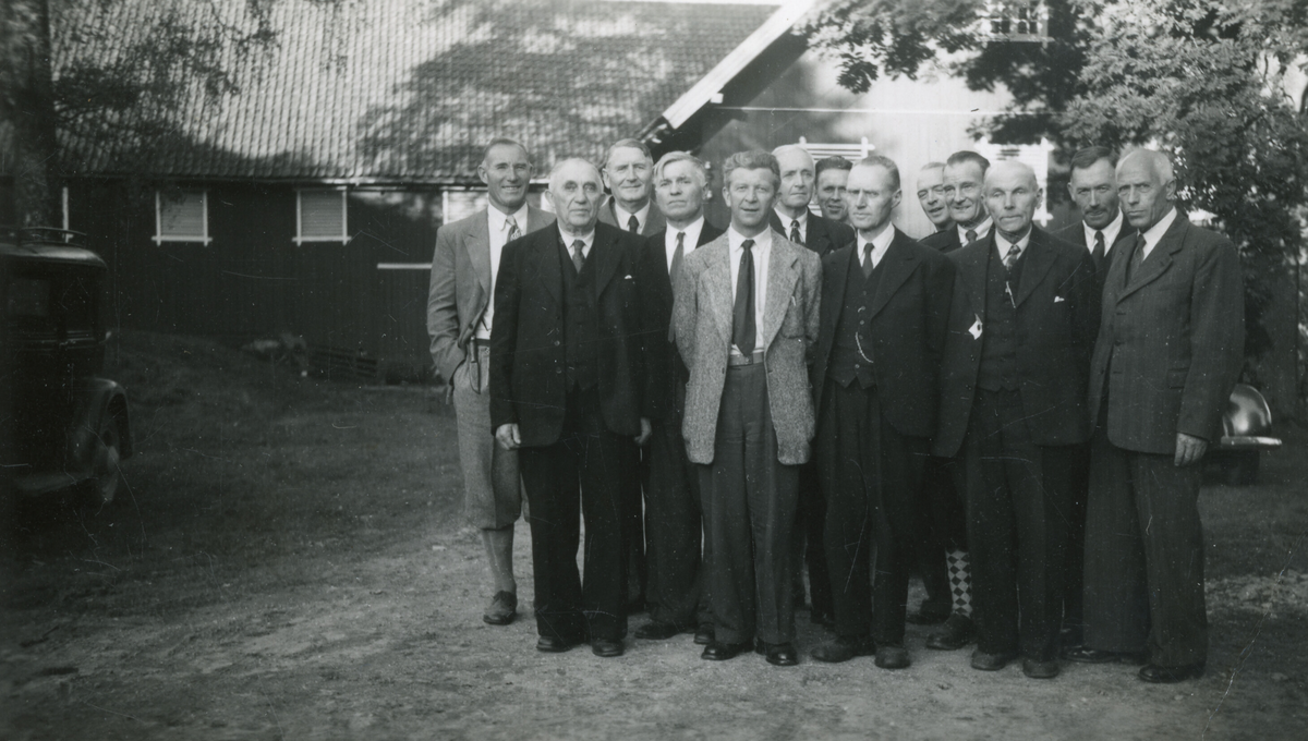 Ei gruppe menn etter fesjået i Seljord 1953.  