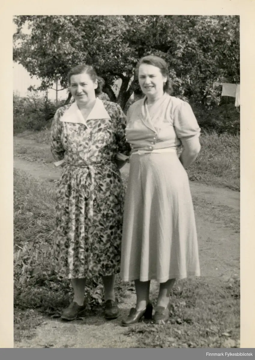 Søstrene Ella Pedersen (født Haldorsen) og Pernille Marie Alexandersen (født Haldorsen) i rundt 1947-1948 i Båstad, Trøgstad. Pernille Marie hadde kjøpt kjolen, lysegrønn rutet i New Look.