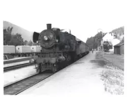 Damplokomotiv type 30a nr. 281 med persontog på Ringebu stas