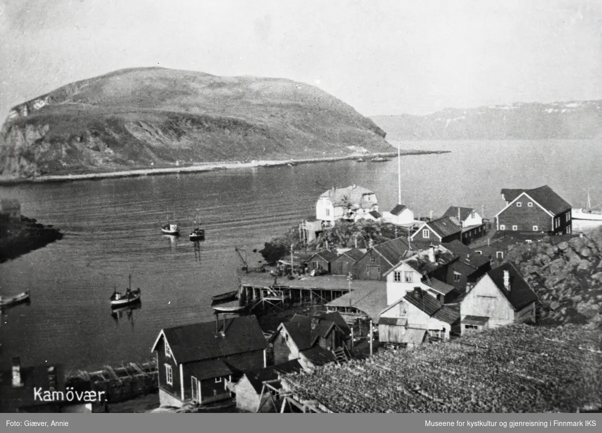 Kamøyvær. Handelsmann Christian Bruuns hovedgård med fiskehjeller, bygninger og kai. Store Kamøya med bebyggelse i bakgrunnen. 1924.