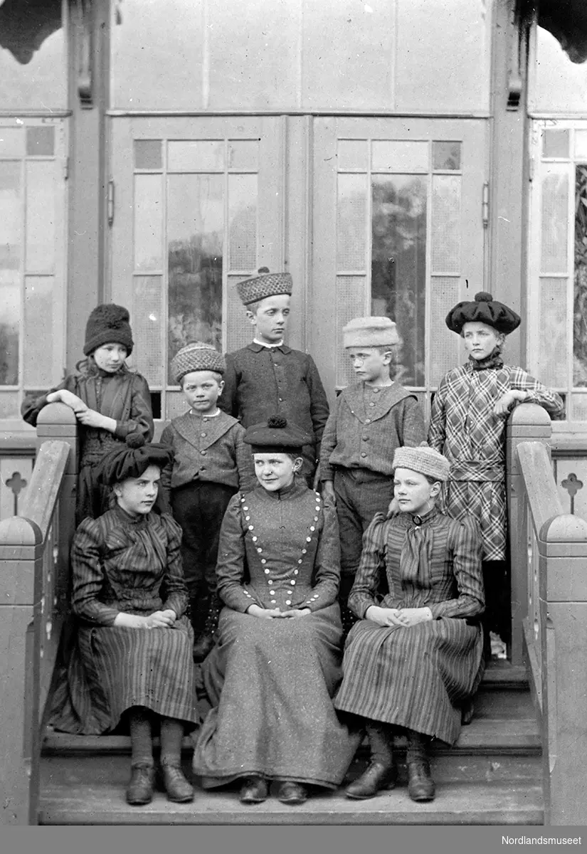Theisen-barna på havestuetrappa. Foran sitter Engel Nikoline, Marie Holst, Agnethe Johanne. Bak står Eva, Inge, Roald, Ebbe, Signe.