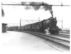 Damplokomotiv type 30a med persontog på Hamar stasjon