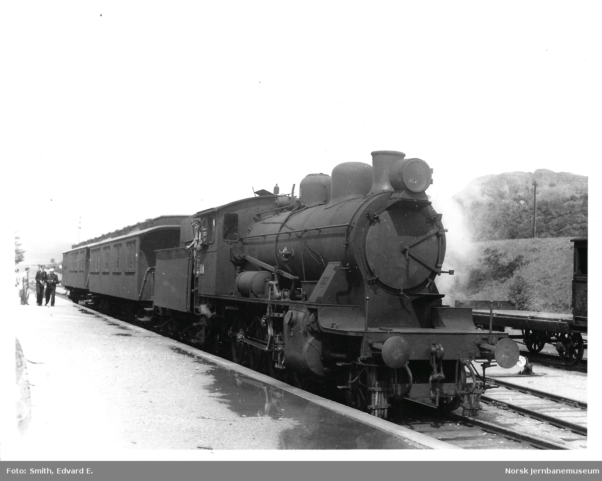 Damplokomotiv type 24c nr. 406 med persontog på Ålgård stasjon