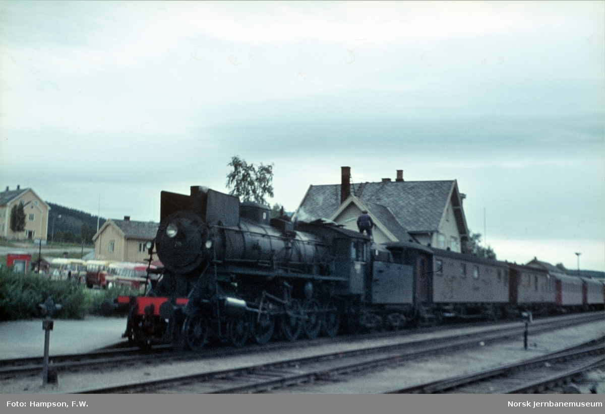 Damplokomotiv type 26a 215 med dagtoget fra Oslo Ø til Trondheim, tog 301, på Tynset stasjon