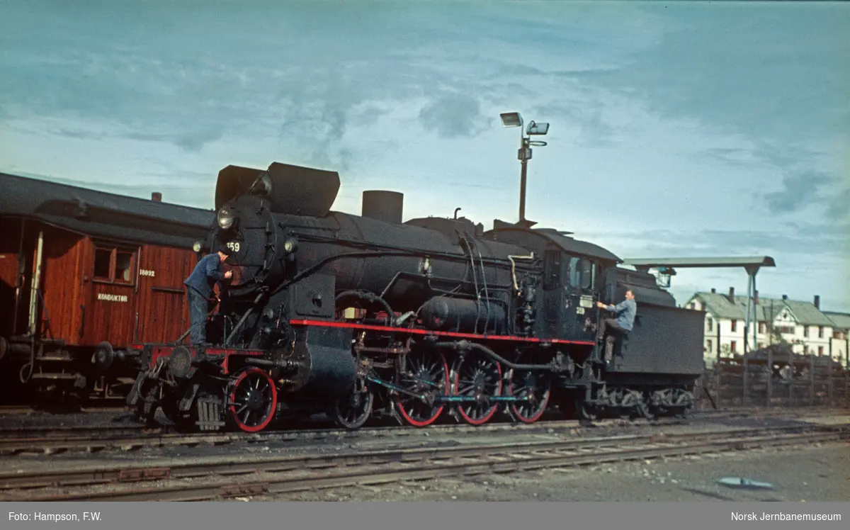 Damplokomotiv type 30b 359 på Røros stasjon - Norsk Jernbanemuseum ...