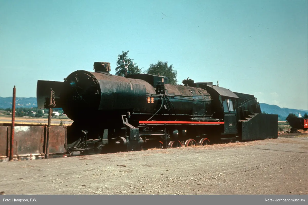 Hensatt damplokomotiv type 63a nr. 2843 på Hell stasjon