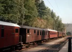 Noen av Setesdalsbanens personvogner på Grovane stasjon