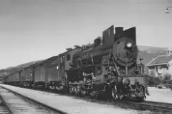 Damplokomotiv type 26c nr. 436 med persontog på Bjorli stasj