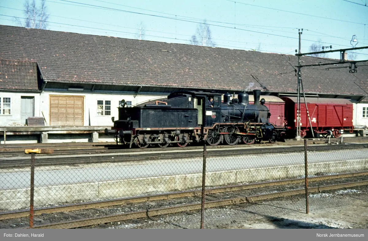 Damplokomotiv type 21b nr. 225 etter ankomst med ekstra påsketog fra Rødberg på Kongsberg stasjon