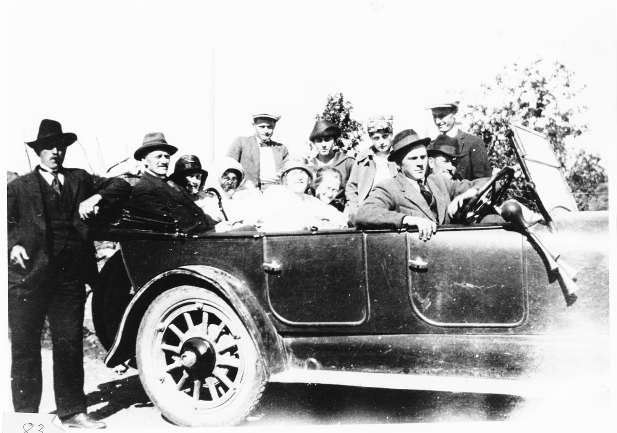 En gruppe mennesker i en bil