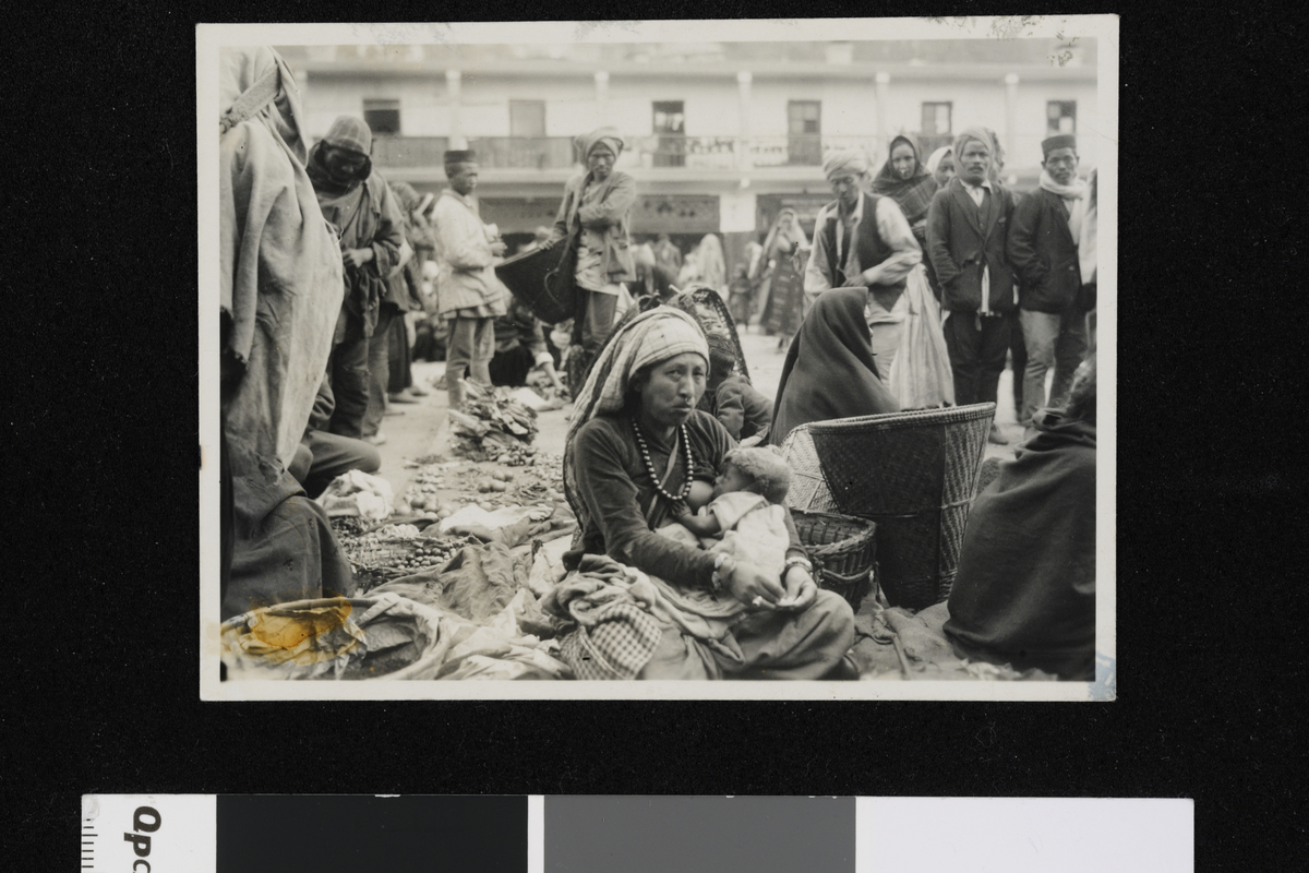 Kvinne fra Tibet ammer sitt barn. Fotografi tatt i forbindelse med Elisabeth Meyers reise til India 1932-33.