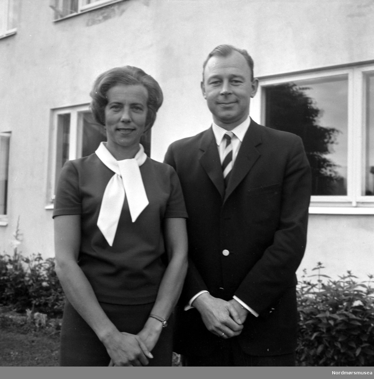 Påført tekst negativholder: "Direktør med frue (Fosna)." Foto dateres til august 1966. Fra Romsdalspostens arkiv.
