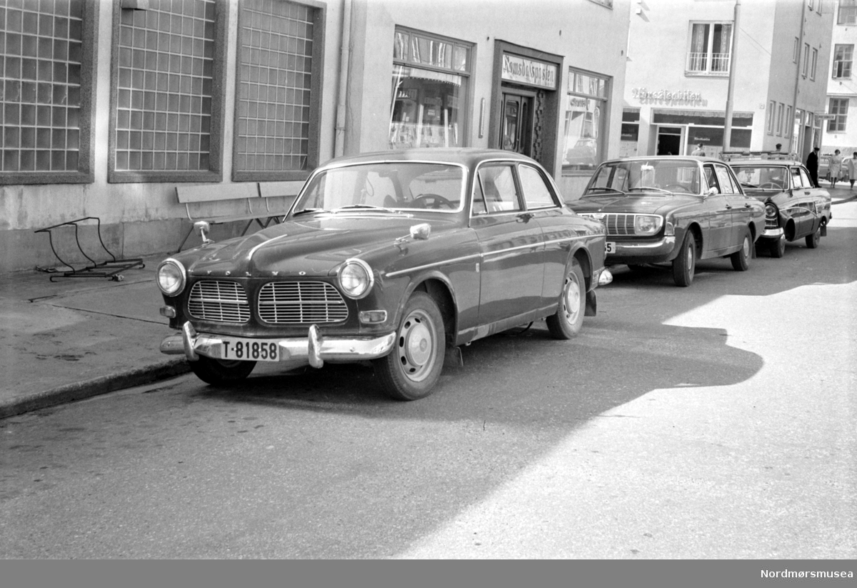 Gatelangs på Kirklandet i Kristiansund. Her ser vi biler utenfor Romsdalspostens lokaler. Foto dateres til august 1966. Fra Romsdalspostens arkiv.