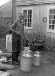 Olaf Guldbakke (f. 1933) med mjølkespann og -trille