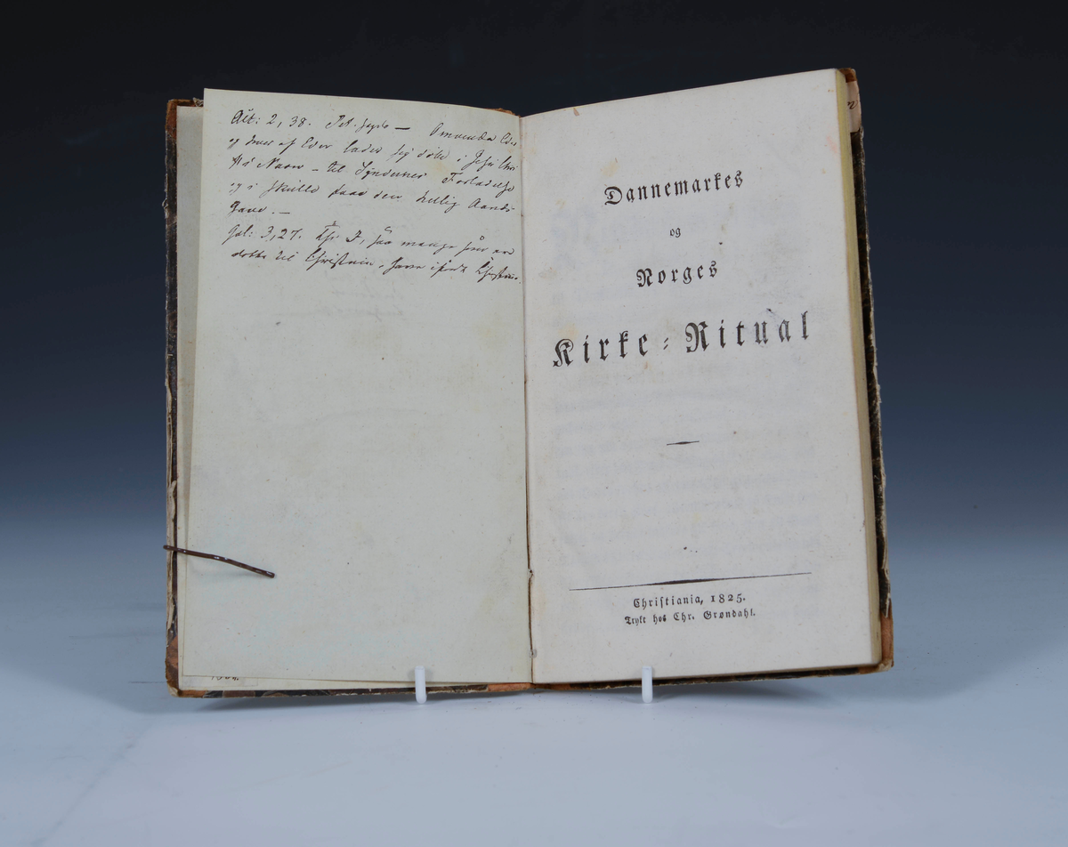 Prot: Dannemarkes og Norges Kirke-Ritual. Kra (Kristiania) 1825.

Tilføyet senere:
Har rimeligvis tilhørt Jørgen Amundsen Vestgaarden, Nesherad.
