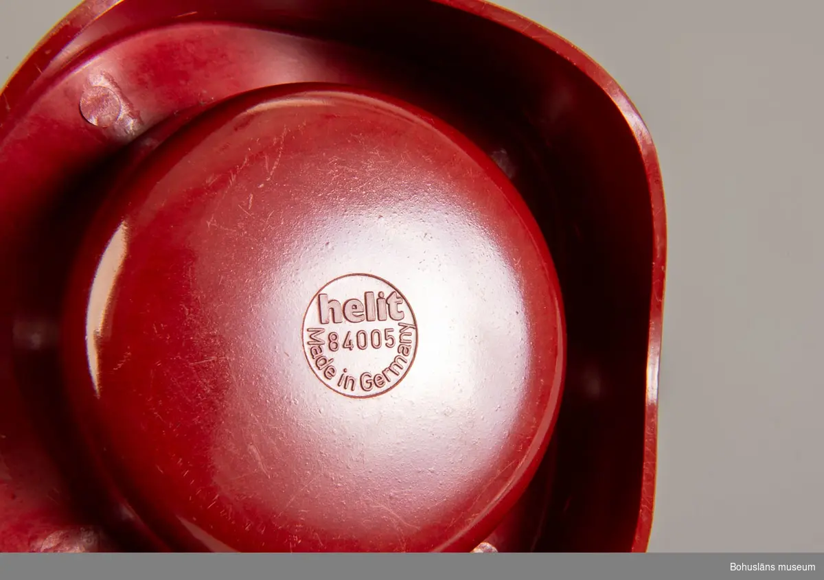 Femhörnigt askfat i modell Sinus av röd melamin. Stapelbart. Tillverkat för AGFA.