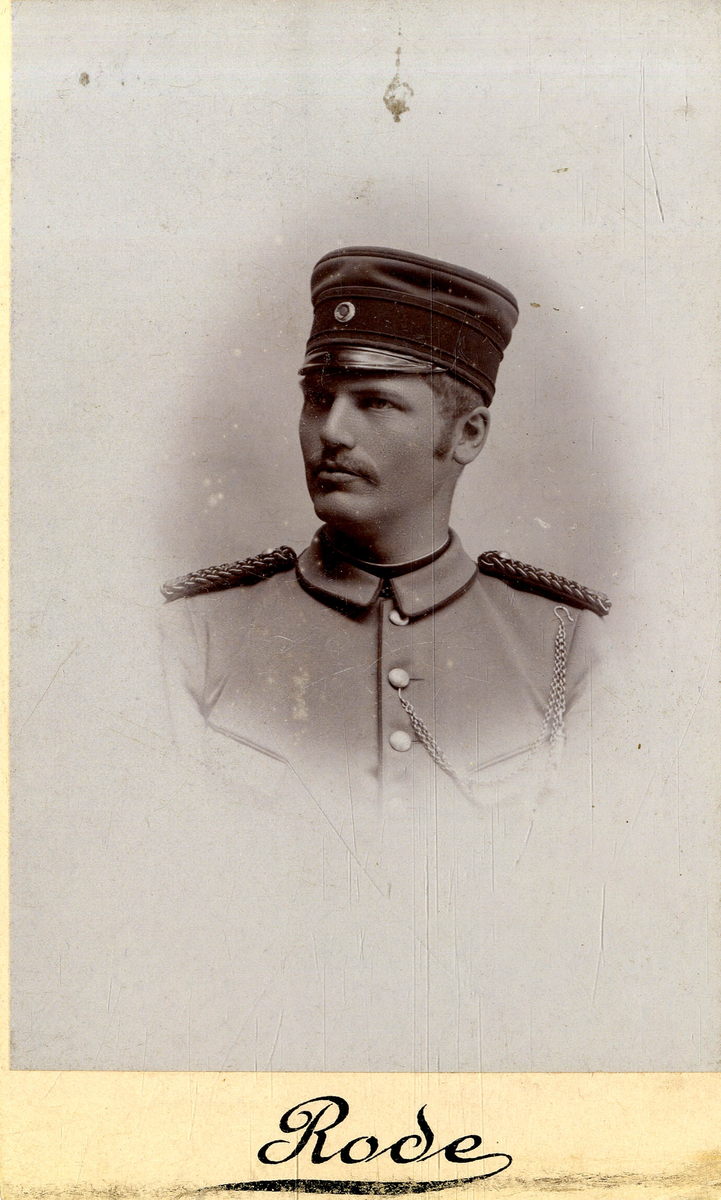 Portrett av ung mann i uniform.