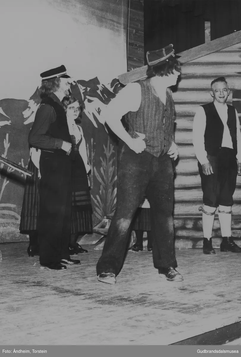 F.v.: Nils Agneberg (f. 1918), Helen Klepp (f. 1948 g. Hole), Ola Odden (f. 1932), Einar Haugen (f. 1927) spelar i "Fjelleventyret"