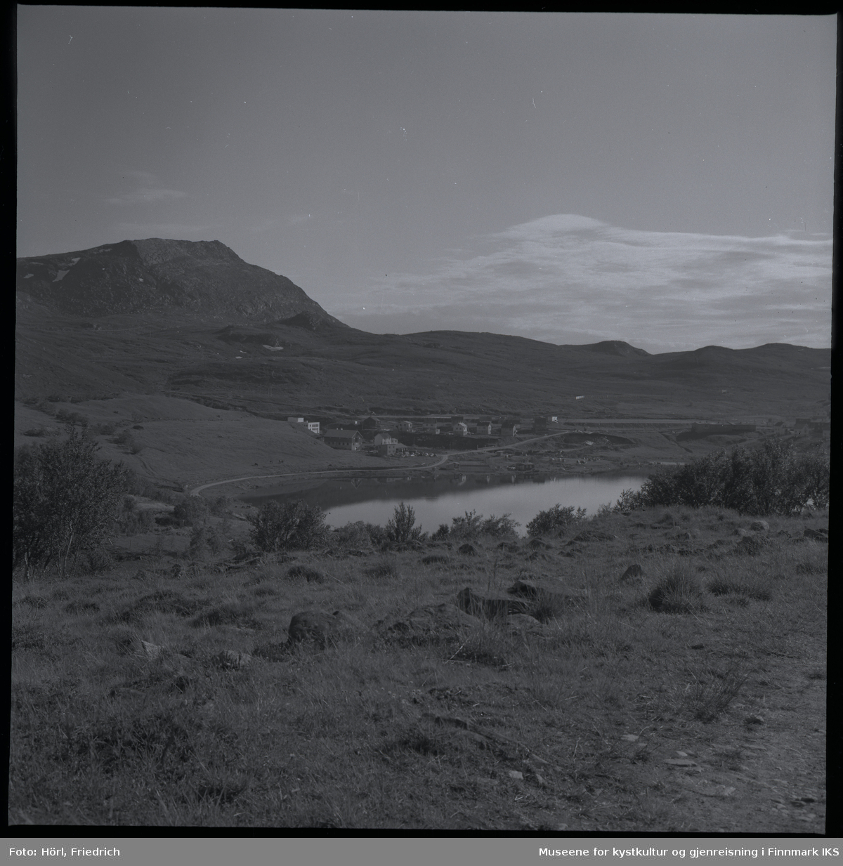 Storvannet i Hammerfest sett fra Kallandskogen. I midten av bildet ser man bebyggelsen rund munningen av elva, et området som kalles for "Tunnelbakken" og der elverket ligger. I bakgrunnen til venstre ser man Tyven fjellet.